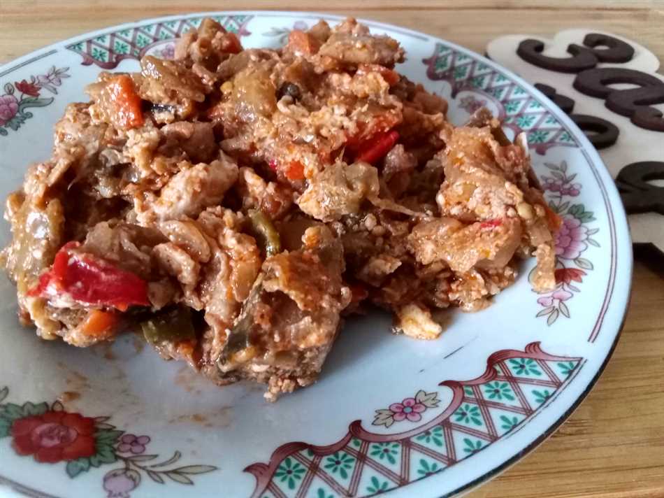 Жареные кусочки баклажанов с овощами