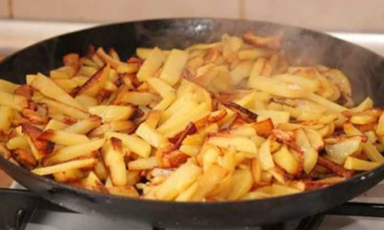 Шаг 2: Почистите и нарежьте картошку
