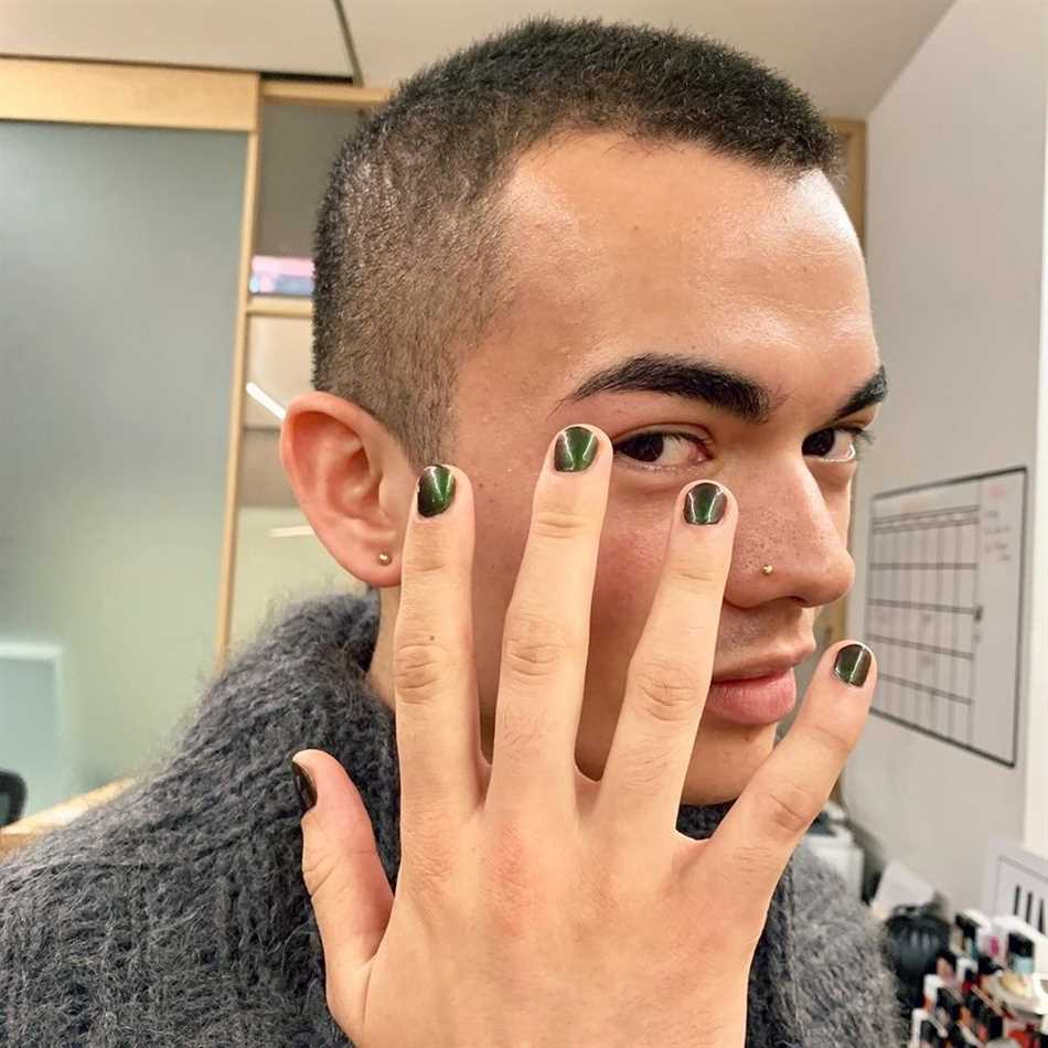 Почему мужчины красят ногти черным лаком?