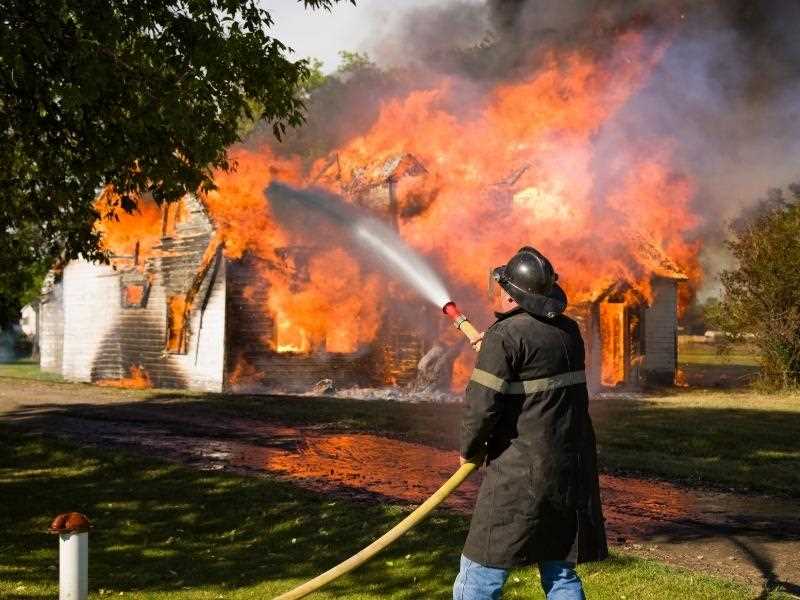 Почему тушить огонь водой может быть опасно