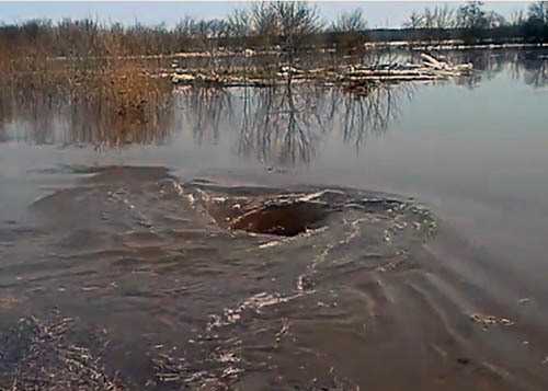 Почему образуется воронка в воде