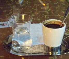 Почему турки подают кофе с водой
