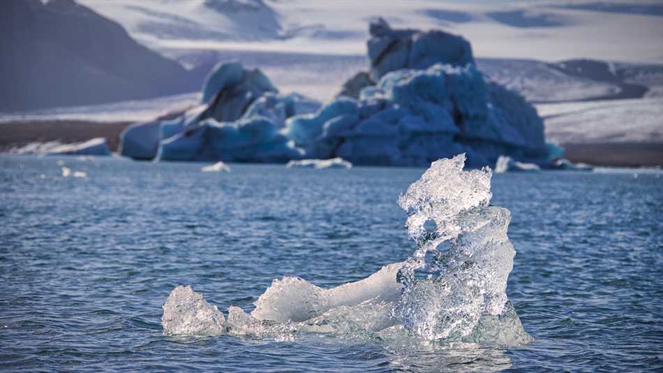 Почему в антарктике холоднее чем в арктике