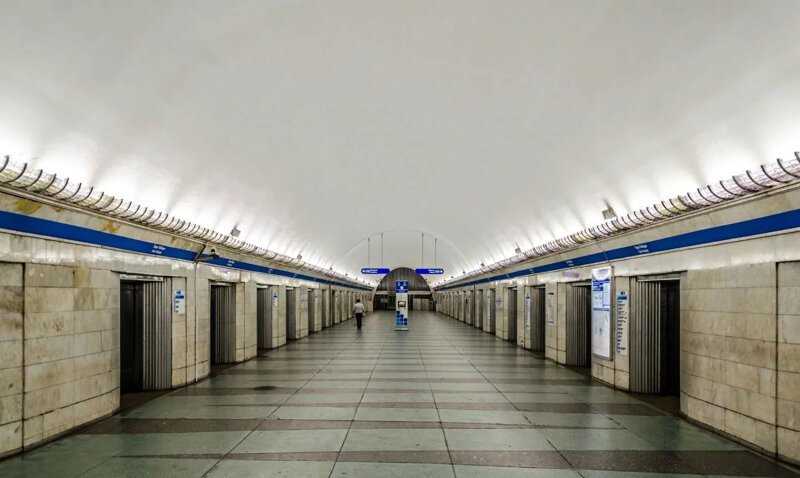 Почему в метро санкт петербурга двойные двери